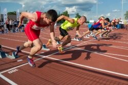 Start sprinterów na stadionie lekkoatletycznym w Suwałkach