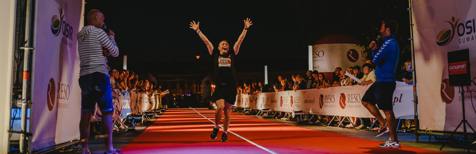 RESO Suwałki Półmaraton - biegacz na czerwonym dywanie