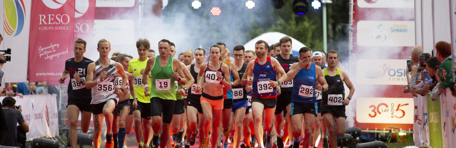 RESO Suwałki Półmaraton - start zawodników na czerwonym dywanie na 5 km