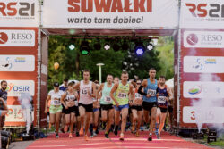 RESO Suwałki Półmaraton - start zawodników na czerwonym dywanie podczas półmaratonu